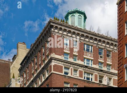 Die 31 East 79th Street in Manhattans Upper East Side verfügt über eine dreistöckige Steinbasis und ein markantes Kupfergehäuse für den Wassertank auf dem Dach. Stockfoto