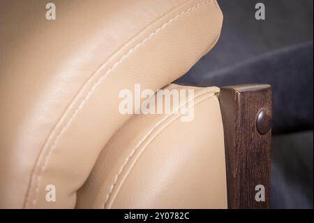 Close-up The Fragment of teures beigefarbenes Ledersofa zu drinnen Stockfoto