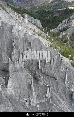 Feenkamine oder Hoodoo-Felsformationen, Demoiselles Coiffées de Théus, im Durance Valley, Theus, Alpes-de-Haute-Provence Frankreich Stockfoto