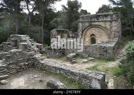 Ruinen der Kapelle oder der Kapelle im Wald in der Nähe der verlassenen, ruinierten und verlassenen Troglodyten-Dorf Calès, Lamanon, Provence Frankreich Stockfoto