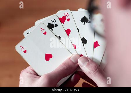 Der Mensch ist die Karten, Ausschnitt seiner Hände Stockfoto