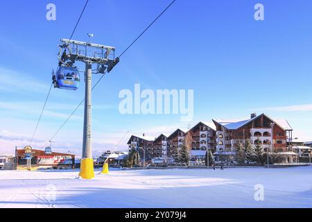 Bansko, Bulgarien, 22. Januar 2018: Winterskigebiet Bansko mit Skipiste, Liftkabinen, Menschen- und Bergblick, Europa Stockfoto