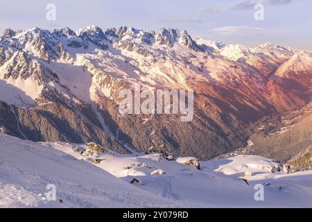 Frankreich, Französische Alpen Schneemberpanorama, Chamonix Mont-Blanc französisches Skigebiet Stadt Sonnenuntergang aus der Luft, Europa Stockfoto