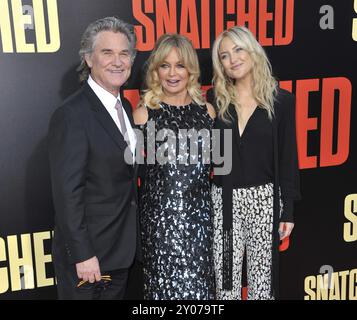 Kate Hudson, Goldie Hawn und Kurt Russell bei der Los Angeles-Premiere von "Snatched" am 10. Mai 20 im Regency Village Theatre in Westwood, USA Stockfoto