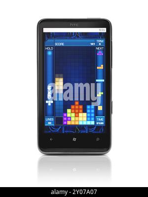 Windows 7 Telefon. HTC HD7 Smartphone mit Tetris Spiel auf dem Display isoliert mit Beschneidungspfad auf weißem Hintergrund. Hochwertige Fotos Stockfoto