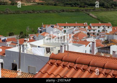 Wäschetrocknung auf einer Linie auf einem Dach in Odeceixe an der Algarve, Portugal, Europa Stockfoto