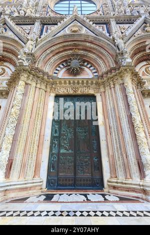 Siena, Italien Sehenswürdigkeiten Dom, Duomo di Siena Fassade Tür Detailansicht Stockfoto