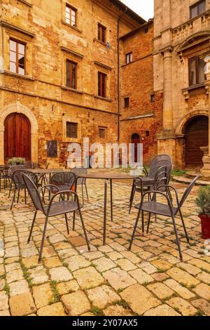 Montepulciano, Italien leere Tische im Cafe auf dem Hauptplatz von berühmten Toskana Wein Region Stockfoto