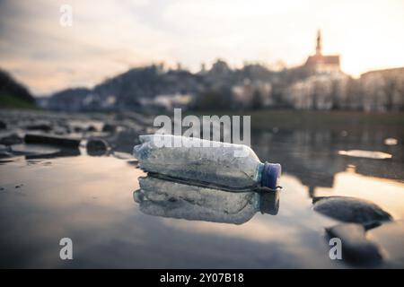 Umweltverschmutzung: Plastikflasche am Strand, Stadt Stockfoto