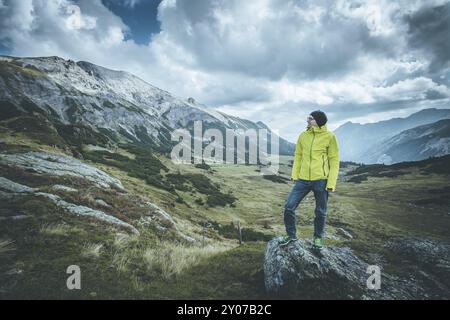 Männliche Bergsteiger mit Rucksack ist die Aussicht genießen Stockfoto