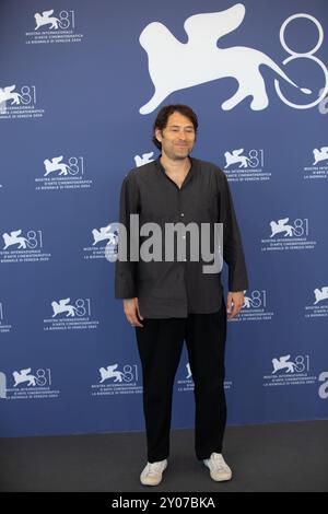 Venedig, Italien. September 2024. VENEDIG, ITALIEN – 01. SEPTEMBER: Regisseur Jon Watts nimmt am Fotogespräch „Wolfs“ während des 81. Internationalen Filmfestivals von Venedig am Palazzo del Casino am 1. September 2024 in Venedig Teil. CAP/KA © Kristina Afanasyeva/Capital Pictures Credit: Capital Pictures/Alamy Live News Stockfoto