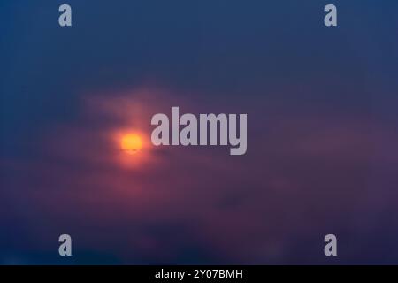 Sonnenaufgang im Morgennebel. Grevenbroich, Nordrhein-Westfalen, Deutschland, Europa Stockfoto