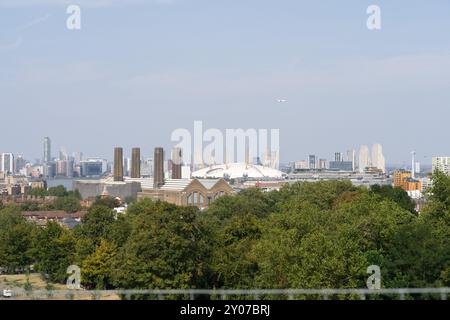 London, UK, 1. September 2024: Läufer genießen den Sonnenschein nach dem Big Half-Rennen , After-Party im Greenwich Park für den Big Half London Marathon 2024 organisiert vom London Marathon. Der 13,1 km lange Kurs führt durch London von der Tower Bridge zum berühmten Cutty Sark in London Greenwich England, Großbritannien. Quelle: Glosszoom/Alamy Live News Stockfoto