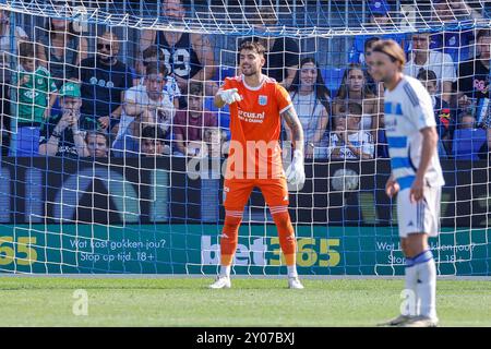 Zwolle, Niederlande. September 2024. ZWOLLE, NIEDERLANDE - 1. SEPTEMBER: Torhüter Jasper Schendelaar von PEC Zwolle ruft seine Teamkollegen während eines niederländischen Eredivisie-Spiels zwischen PEC Zwolle und Heracles Almelo bei MAC an? PARK stadion am 1. September 2024 in Zwolle, Niederlande. (Foto: Raymond Smit/Orange Pictures) Credit: dpa/Alamy Live News Stockfoto