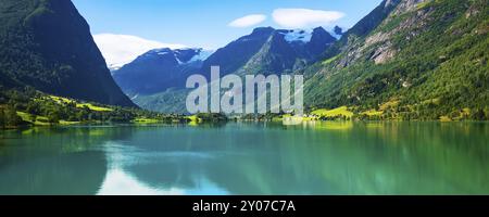 Norwegen fjord Nordfjord Panorama Banner mit Gletscher, Wald Berge Landschaft und den ländlichen Häusern. Norwegische Natur Stockfoto