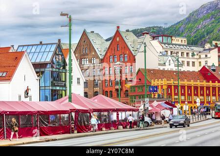 Bergen, Norwegen, 30. Juli 2018: Straßenblick mit bunten traditionellen Häusern und Fischmarkt, Europa Stockfoto