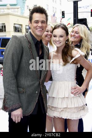 HOLLYWOOD, KALIFORNIEN, 12. JUNI 2011: Jim Carrey und Madeline Carroll bei der Premiere von Mr. Popper's Penguins in Los Angeles im Grauman's Chinese The Stockfoto