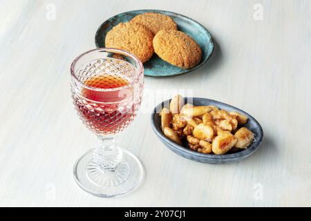 Ein Foto von einem Glas Wein mit Cookies und Muttern, mit einem Platz für Text Stockfoto