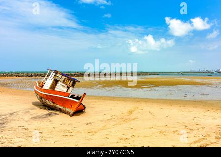 Verlassene und verschlechterte Fischtrawler strandeten am Strand in Olinda, Pernambuco Stockfoto