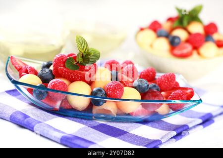 Köstliche frische Früchte als Dessert in Schüssel serviert. Stockfoto