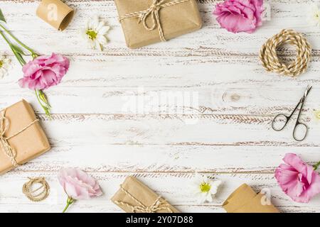 Geschenke Blumen Schere angeordnet kreisförmige Muster Tisch Stockfoto