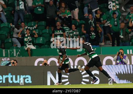 Geny Catamo feiert, nachdem er beim Spiel der Liga Portugal zwischen den Teams des Sporting CP und des FC Porto im Estadio Jose Alvalade (Maciej Rogo) ein Tor geschossen hat Stockfoto