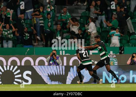 Geny Catamo feiert, nachdem er beim Spiel der Liga Portugal zwischen den Teams des Sporting CP und des FC Porto im Estadio Jose Alvalade (Maciej Rogo) ein Tor geschossen hat Stockfoto