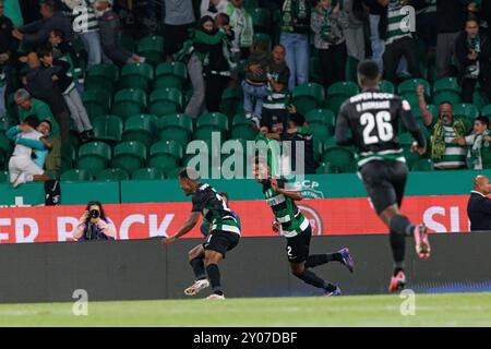 Geny Catamo feiert, nachdem er beim Spiel der Liga Portugal zwischen den Teams des Sporting CP und des FC Porto im Estadio Jose Alvalade (Maciej Rogo) ein Tor geschossen hat Stockfoto