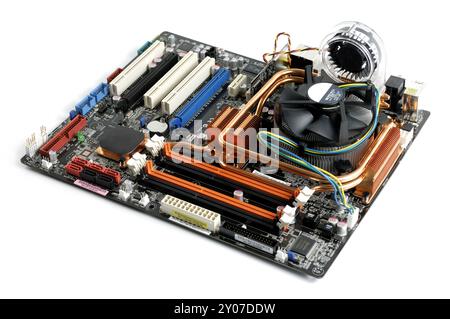 PC-Mainboard mit CPU-Kühler und Lüfter isoliert auf weiß Stockfoto