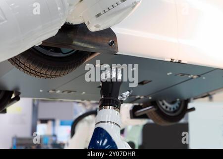 Fahrzeug auf einer Hebebühne, Montage eines Industrieroboters, Hannover Messe, Niedersachsen, Deutschland, Europa Stockfoto