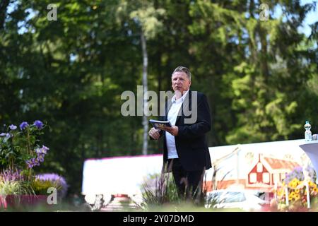 Wahl der Blütenkönigin beim 72. Blütenfest. Moderator Ludger Abeln führt durch das Programm bei der Wahl der Blütenkönigin beim 72. Blütenfest. Bei dem traditionellen Blütenfest, einem der größten in Norddeutschland, wird jedes Jahr Anfang September eine neue Blütenkönigin gewählt. Das Blütenfest geht vom 29. August bis zum 2. September. Wiesmoor Niedersachsen Deutschland *** Wahl der Blossom Queen beim Blossom Festival 72 Moderator Ludger Abeln führt durch das Programm bei der Wahl der Blossom Queen beim Blossom Festival 72 beim Traditional Blossom Festival, einem der größten Stockfoto