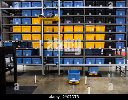 Autonome Roboterkommissionierung von Materialien aus Mehrschichtregalen im modernen Industrielager. Stockfoto