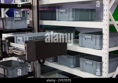 Vertikale Aufbewahrung Ergonomische Lösung. Automatisiertes Lager- und Abrufsystem. Modernes Industrielager. Stockfoto