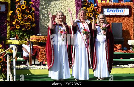 Wahl der Blütenkönigin beim 72. Blütenfest. Das frisch gekrönte Königshaus auf der Bühne, 1. Blütenprinzessin Joey Melina Folkerts l-r , Blütenkönigin Clematis I Meike Deharde und 2. Blütenprinzessin Antje Kopietz. Bei dem traditionellen Blütenfest, einem der größten in Norddeutschland, wird jedes Jahr Anfang September eine neue Blütenkönigin gewählt. Das Blütenfest geht vom 29. August bis zum 2. September. Wiesmoor Niedersachsen Deutschland *** Wahl der Blossom Queen beim Blossom Festival 72 die frisch gekrönte Königsfamilie auf der Bühne, 1 Blossom Princess Joey Melina Folkerts l r, Blosso Stockfoto