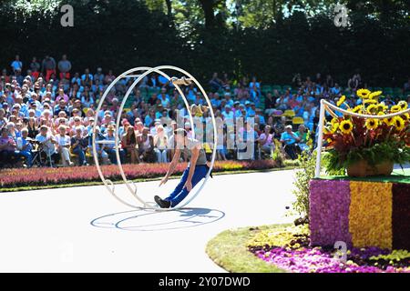 Wahl der Blütenkönigin beim 72. Blütenfest. Buntes Akrobatik Programm bei der Wahl der Blütenkönigin beim 72. Blütenfest. Bei dem traditionellen Blütenfest, einem der größten in Norddeutschland, wird jedes Jahr Anfang September eine neue Blütenkönigin gewählt. Das Blütenfest geht vom 29. August bis zum 2. September. Wiesmoor Niedersachsen Deutschland *** Wahl der Blossom Queen beim Blossom Festival 72 buntes Akrobatikprogramm bei der Wahl der Blossom Queen beim Blossom Festival 72 beim traditionellen Blossom Festival, einem der größten in Norddeutschland, einem neuen Blossom Quee Stockfoto