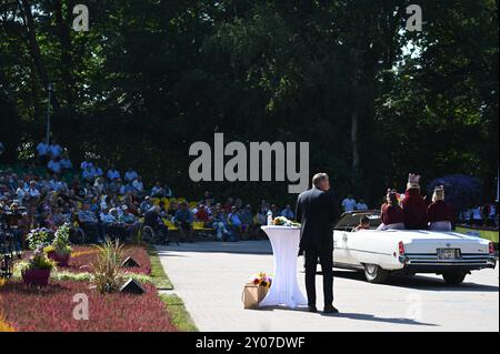 Wahl der Blütenkönigin beim 72. Blütenfest. Moderator Ludger Abeln führt durch das Programm bei der Wahl der Blütenkönigin beim 72. Blütenfest. Bei dem traditionellen Blütenfest, einem der größten in Norddeutschland, wird jedes Jahr Anfang September eine neue Blütenkönigin gewählt. Das Blütenfest geht vom 29. August bis zum 2. September. Wiesmoor Niedersachsen Deutschland *** Wahl der Blossom Queen beim Blossom Festival 72 Moderator Ludger Abeln führt durch das Programm bei der Wahl der Blossom Queen beim Blossom Festival 72 beim Traditional Blossom Festival, einem der größten Stockfoto