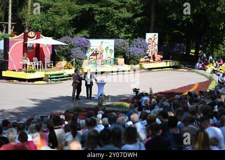 Wahl der Blütenkönigin beim 72. Blütenfest. Moderator Ludger Abeln führt durch das Programm bei der Wahl der Blütenkönigin beim 72. Blütenfest. Bei dem traditionellen Blütenfest, einem der größten in Norddeutschland, wird jedes Jahr Anfang September eine neue Blütenkönigin gewählt. Das Blütenfest geht vom 29. August bis zum 2. September. Wiesmoor Niedersachsen Deutschland *** Wahl der Blossom Queen beim Blossom Festival 72 Moderator Ludger Abeln führt durch das Programm bei der Wahl der Blossom Queen beim Blossom Festival 72 beim Traditional Blossom Festival, einem der größten Stockfoto