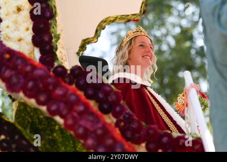 Wahl der Blütenkönigin beim 72. Blütenfest. Blütenkönigin Clematis I Meike Deharde sitzt auf dem Krönungswagen und grüßt das Publikum am Straßenrand. Bei dem traditionellen Blütenfest, einem der größten in Norddeutschland, wird jedes Jahr Anfang September eine neue Blütenkönigin gewählt. Das Blütenfest geht vom 29. August bis zum 2. September. Wiesmoor Niedersachsen Deutschland *** Wahl der Blossom Queen beim Blossom Festival 72 Blossom Queen Clematis i Meike Deharde sitzt auf dem Krönungsfloat und begrüßt das Publikum am Straßenrand beim traditionellen Blossom Festival, einem der La Stockfoto