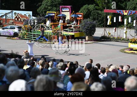 Wahl der Blütenkönigin beim 72. Blütenfest. Buntes Akrobatik Programm bei der Wahl der Blütenkönigin beim 72. Blütenfest. Bei dem traditionellen Blütenfest, einem der größten in Norddeutschland, wird jedes Jahr Anfang September eine neue Blütenkönigin gewählt. Das Blütenfest geht vom 29. August bis zum 2. September. Wiesmoor Niedersachsen Deutschland *** Wahl der Blossom Queen beim Blossom Festival 72 buntes Akrobatikprogramm bei der Wahl der Blossom Queen beim Blossom Festival 72 beim traditionellen Blossom Festival, einem der größten in Norddeutschland, einem neuen Blossom Quee Stockfoto