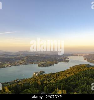 See und Berge am Worthersee Karnten Österreich. Blick vom Pyramidenkogelturm auf den See und Klagenfurt die Gegend Stockfoto