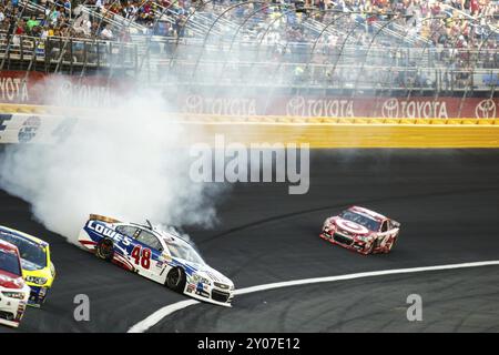 Concord, NC, 24. Mai 2015: Jimmie Johnson (48) dreht sich während der Coca-Cola 600 auf dem Charlotte Motor Speedway in Concord, NC, um Turn 4 zu beenden Stockfoto