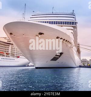 Kreuzfahrtschiff im Hafen, Blick auf die Postkarte in der Nähe des Hafengeländes Stockfoto