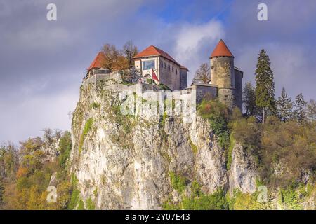 Die Burg von Bled, Slowenien auf Rock oben in der Nähe von See und bunten Herbst Bäume Stockfoto