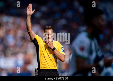 Bochum, Deutschland. 31. August 2024. Fußball: Bundesliga, VfL Bochum - Borussia Mönchengladbach, Spieltag 2, Vonovia Ruhrstadion: Schiedsrichter Sören Störche reagiert. Hinweis: David Inderlied/dpa - WICHTIGER HINWEIS: Gemäß den Vorschriften der DFL Deutschen Fußball-Liga und des DFB Deutschen Fußball-Bundes ist es verboten, im Stadion und/oder des Spiels aufgenommene Fotografien in Form von sequenziellen Bildern und/oder videoähnlichen Fotoserien zu verwenden oder zu verwenden./dpa/Alamy Live News Stockfoto