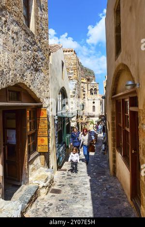 Monemvasia, Griechenland, 31. März 2019: Blick auf die Straße mit alten Häusern und griechischer Restaurant-Taverne in der antiken Stadt Peloponnes, Europa Stockfoto