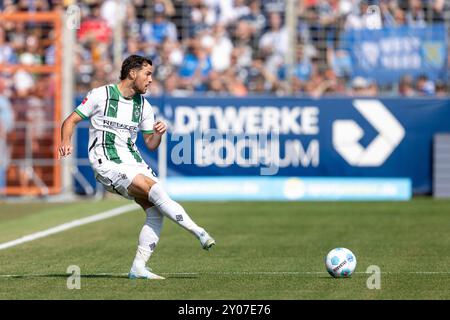 Bochum, Deutschland. 31. August 2024. Fußball: Bundesliga, VfL Bochum - Borussia Mönchengladbach, Spieltag 2, Vonovia Ruhrstadion: Gladbachs Joe Scally spielt einen Pass. Hinweis: David Inderlied/dpa - WICHTIGER HINWEIS: Gemäß den Vorschriften der DFL Deutschen Fußball-Liga und des DFB Deutschen Fußball-Bundes ist es verboten, im Stadion und/oder des Spiels aufgenommene Fotografien in Form von sequenziellen Bildern und/oder videoähnlichen Fotoserien zu verwenden oder zu verwenden./dpa/Alamy Live News Stockfoto