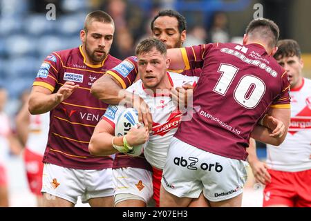 Morgan Knowles aus St. Helens wird von Leroy Cudjoe aus Huddersfield Giants und Joe Greenwood aus Huddersfield Giants während des Spiels der Betfred Super League Runde 24 Huddersfield Giants gegen St Helens im John Smith's Stadium, Huddersfield, Großbritannien, 1. September 2024 (Foto: Craig Thomas/News Images) Stockfoto