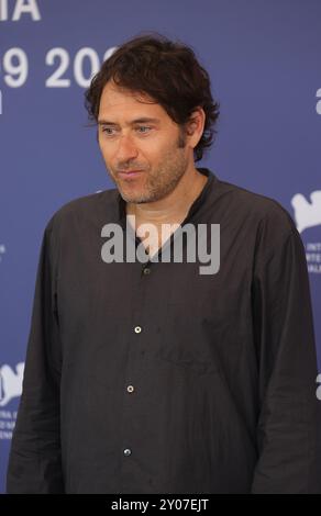 Venedig, Italien. September 2024. VENEDIG, ITALIEN - 01. SEPTEMBER: Regisseur Jon Watts nimmt am 81. Internationalen Filmfestival von Venedig am Palazzo del Casino am 01. September 2024 in Venedig Teil. Credit: Matteo Chinellato/Alamy Live News Credit: Matteo Chinellato/Alamy Live News Stockfoto