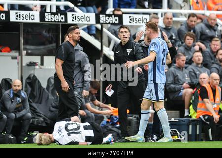 Newcastle, Großbritannien. September 2024. Jason Tindall Coach von Newcastle und Dejan Kulusevski von Tottenham Hotspur kommen am 1. September 2024 in Newcastle, Großbritannien, im Premier League-Spiel Newcastle United gegen Tottenham Hotspur in St. James's Park, Newcastle, Vereinigtes Königreich (Foto: Mark Cosgrove/News Images) in Newcastle, Vereinigtes Königreich am 1. September 2024. (Foto: Mark Cosgrove/News Images/SIPA USA) Credit: SIPA USA/Alamy Live News Stockfoto