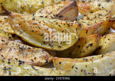 Knusprige Rosmarinkartoffeln Stockfoto